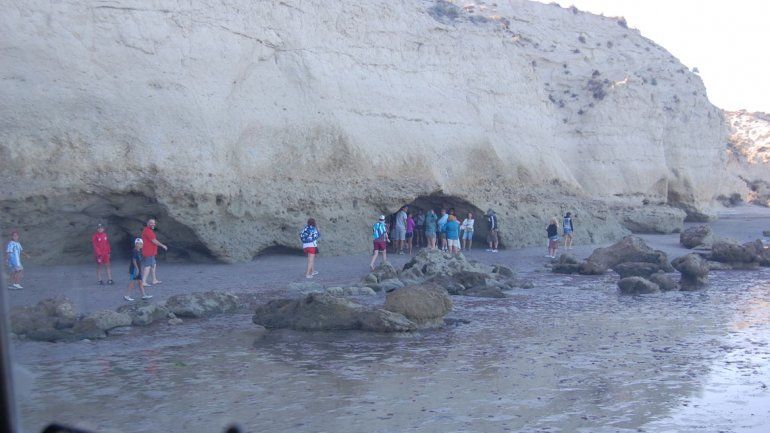 A 10 kilómetros al sur de Las Grutas se levanta el acantilado El Sótano.