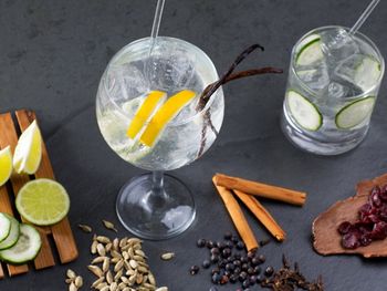 La cata de gin es una experiencia sensorial única que permite a los amantes de esta bebida explorar y apreciar sus diferentes matices y sabores.