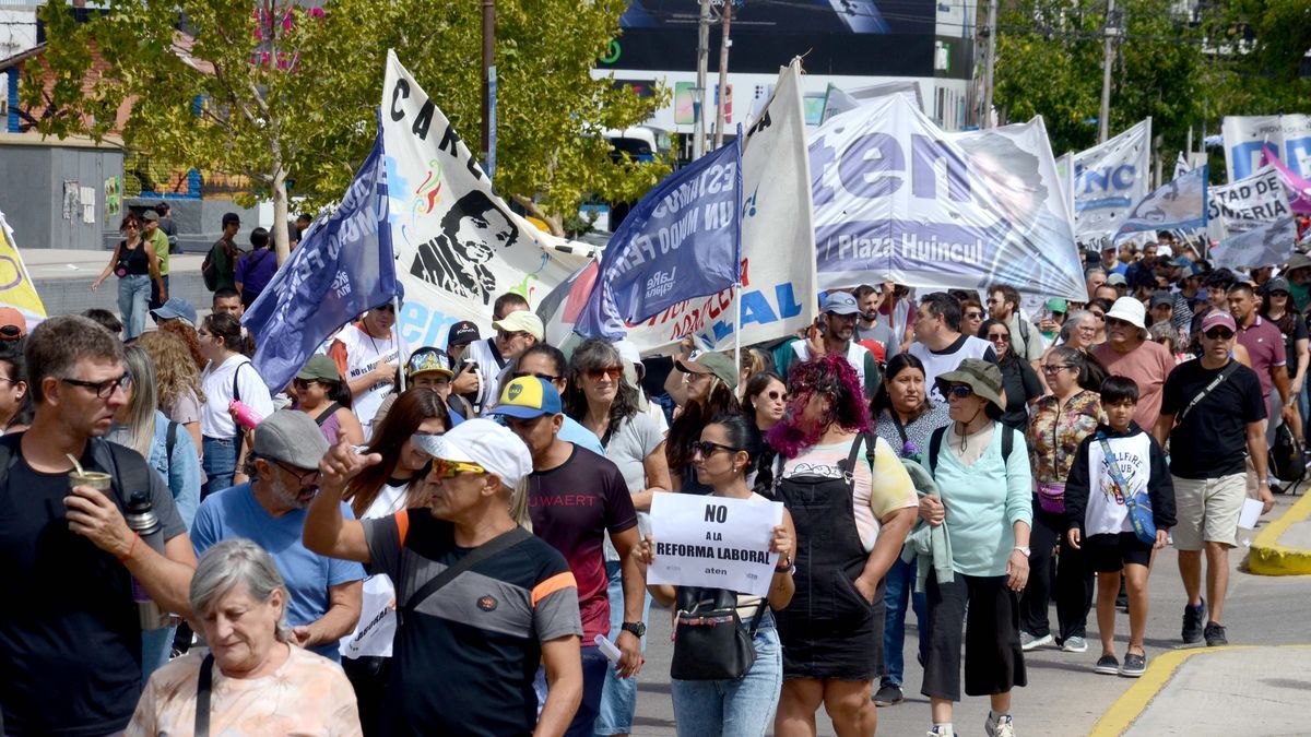 La masiva marcha en Neuquén contra la reforma laboral en el tratamiento del Senado.
