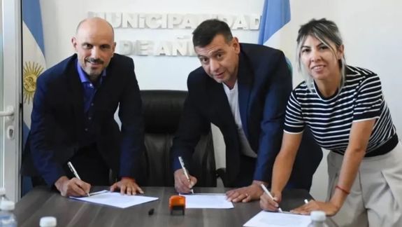 El jefe de Gabinete, Juan Luis Ousset; el intendente de Añelo, Fernando Banderet; y la diputada provincial Daniela Rucci.&nbsp;