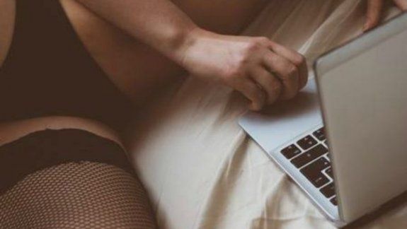 Dejó el micrófono abierto y tuvo sexo en plena clase virtual