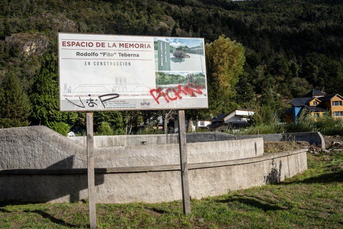Denuncian que la Plaza de la Memoria se convirtió en una playa de estacionamiento