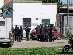 Familiares y allegados intentaron ingresar a la vivienda, lo que derivó en un enfrentamiento con la policía. Familiares y allegados intentaron ingresar a la vivienda, lo que derivó en un enfrentamiento con la policía.