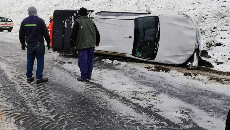 Fuerte vuelco de una Hilux en Confluencia Traful, en medio del temporal de nieve