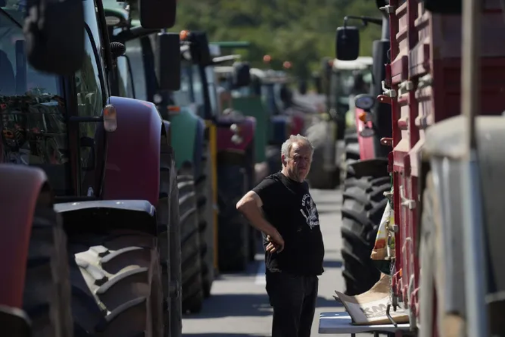 La autopista AP-7 se encuentra completamente cerrada al tráfico en dirección a Francia por las protestas convocadas este lunes por agricultores españoles. EFE/David Borrat. La autopista AP-7 se encuentra completamente cerrada al tráfico en dirección a Francia por las protestas convocadas este lunes por agricultores españoles. EFE/David Borrat.
