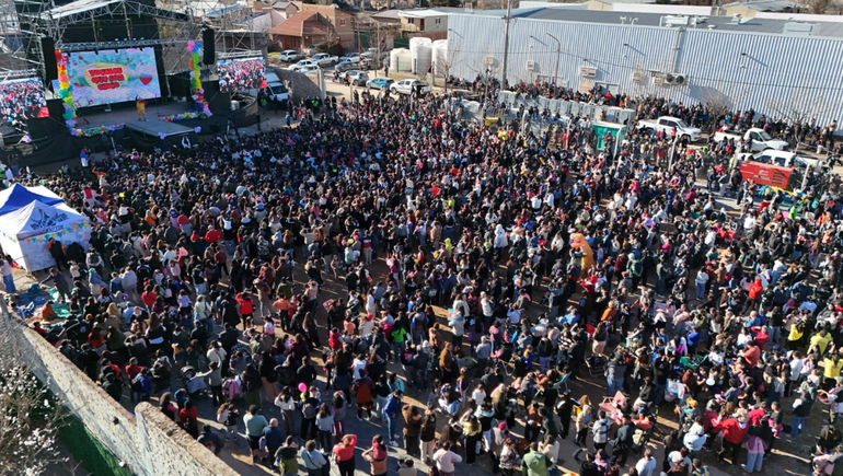 Enorme fiesta del sindicato petrolero en Cinco Saltos: Piñón Fijo hizo vibrar a 12 mil personas
