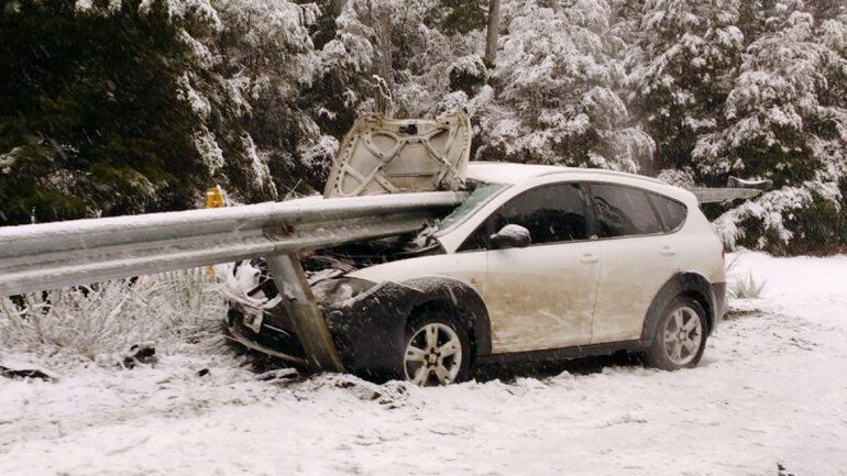 Increíble: se despistaron, los traspasó el guardarrail y salieron ilesos