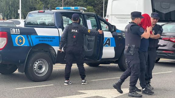 Fue detenido por violento y descubrieron que estaba prófugo por un abuso