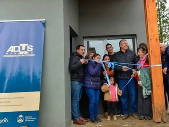 La entrega de las 10 viviendas en Las Ovejas junto a la intendenta Marisa Antiñir.