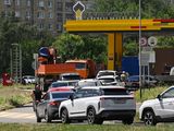 Autos hacen cola en una gasolinera de Rosneft en Rostov del Don, Rusia. REUTERS/Sergey Pivovarov.