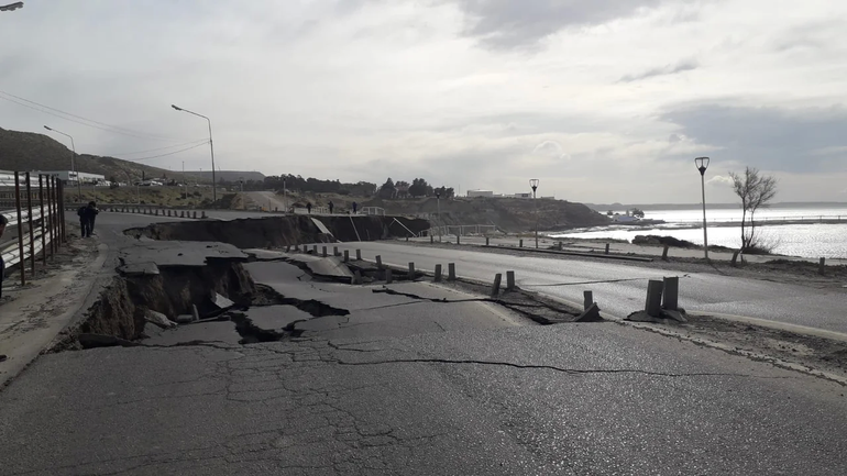 Comodoro Rivadavia: se desplazó un cerro y la Ruta 3 se partió en dos