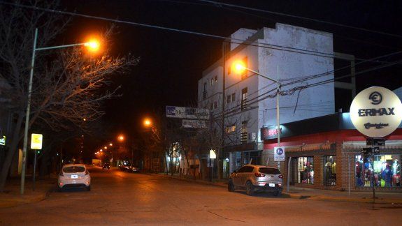 Lo sucedido en la madrugada del jueves generó un gran despliegue policial en Italia e Yrigoyen, con policías que hicieron distintas pericias en un edificio.
