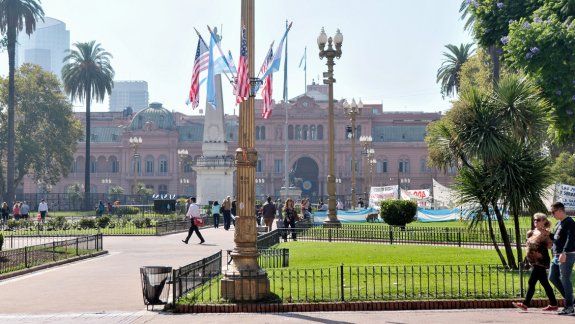 Las banderas de EE.UU., ayer, flameando junto a las argentinas en Plaza de Mayo para recibir a Barack Obama.