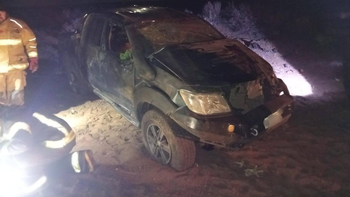 Vuelco de una camioneta sobre la ruta 17: quedó varada a un costado de la ruta | LM Neuquen Vuelco de una camioneta sobre la ruta 17: quedó varada a un costado de la ruta