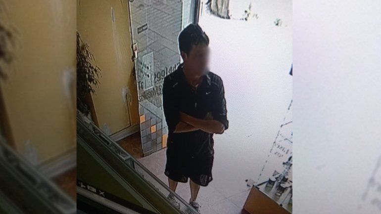 Se hizo pasar por cliente para robar un celular y quedó escrachado por las cámaras