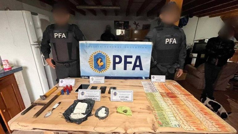 Golpe al narcotráfico en San Martín de los Andes: detuvieron a un dealer y secuestraron cocaína, armas y dinero