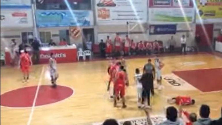 Plateista entró a la cancha y agredió a un jugador de Cipo en La Caldera