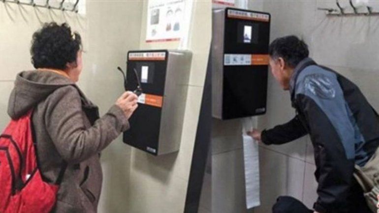 Para ahorrar, máquina da papel higiénico según la cara del usuario