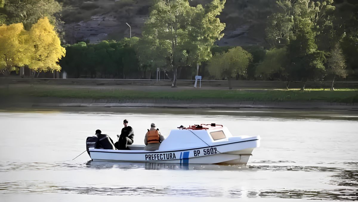 Efectivos de Prefectura Naval junto a los de la Policía rionegrina encontraron al tercer integrante de la familia en el río Negro, a escasos metros de La Asunción.&nbsp;