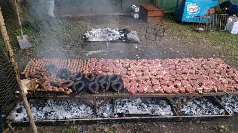 El carbón es especialmente útil para asados de muchas personas. 