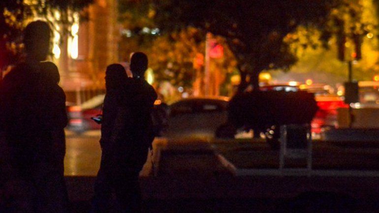 Detuvieron a un hombre cuando le pegaba a su mujer en una plaza