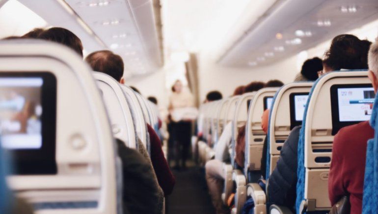 Viral: tenía Covid-19 y se disfrazó de mujer para viajar en avión.