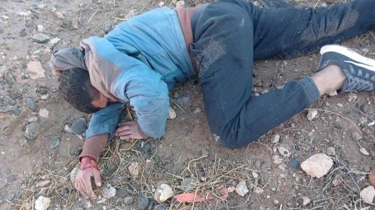 Vecinos de un barrio evitaron que un ladrón cometa un delito al reducirlo y entregarlo a la policía. Vecinos de un barrio evitaron que un ladrón cometa un delito al reducirlo y entregarlo a la policía.