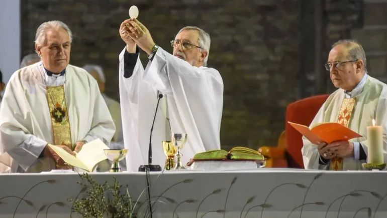 Fernando Croxatto, al celebrar su primera misa en la Catedral de Neuquén. Fernando Croxatto, al celebrar su primera misa en la Catedral de Neuquén.