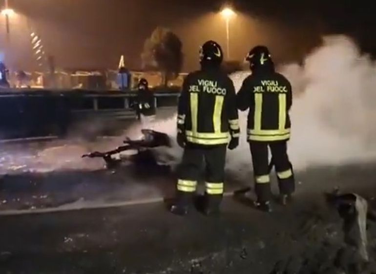 Tras la explosión del camión, se desplegó un amplio operativo de emergencia que incluyó ambulancias y dotaciones de Bomberos. Tras la explosión del camión, se desplegó un amplio operativo de emergencia que incluyó ambulancias y dotaciones de Bomberos.