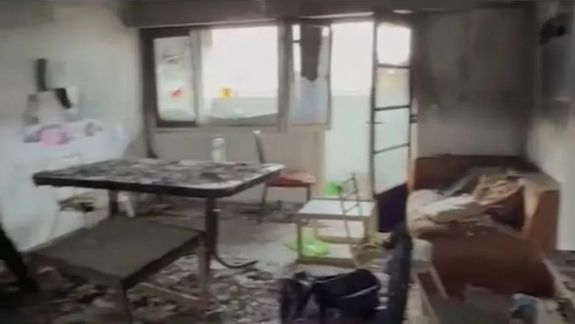 El iPhone permanecía sobre la cama cuando comenzó el incendio que destruyó gran parte del departamento.