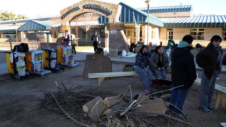 Empleados de CBS reclaman en el hospital de Centenario.
