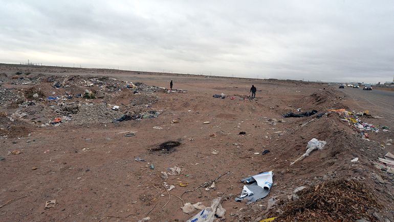 Kilos y kilos de basura que se acumulan en la meseta a lo largo de la Autovía Norte son recolectados por un megaoperativo de limpieza que además busca concientizar a la población. Kilos y kilos de basura que se acumulan en la meseta a lo largo de la Autovía Norte son recolectados por un megaoperativo de limpieza que además busca concientizar a la población.