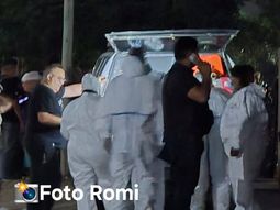 Personal policial del Gabinete de Criminalística trabajó en la casa donde encontraron el cuerpo de la mujer. Personal policial del Gabinete de Criminalística trabajó en la casa donde encontraron el cuerpo de la mujer.