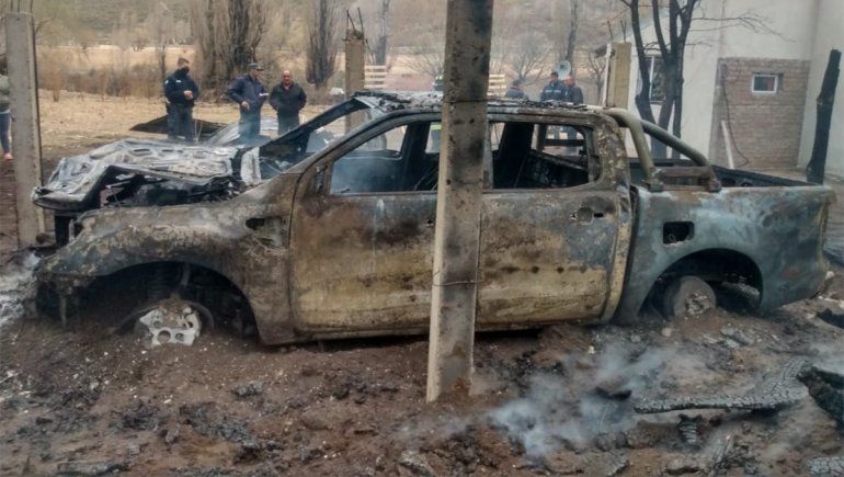 Estaban en su casa y se les prendió fuego la camioneta