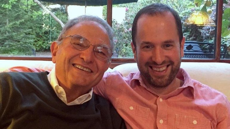 James Vlahos grabó a su padre y lo convirtió en chatbot. James Vlahos grabó a su padre y lo convirtió en chatbot.