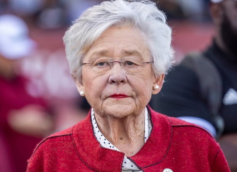 La gobernadora de Alabama, Kay Ivey, dijo que estaba obligada a cumplir con la Ley estatal sobre la pena de muerte. La gobernadora de Alabama, Kay Ivey, dijo que estaba obligada a cumplir con la Ley estatal sobre la pena de muerte.