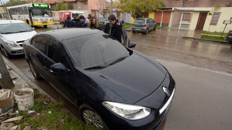 La dueña del auto junto a la Policía en la calle Juan B. Justo al 1700