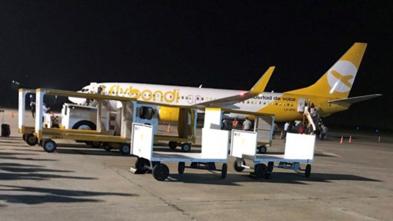 Flybondi canceló vuelos y los pasajeros estallaron en furia: tuvo que intervenir la policía