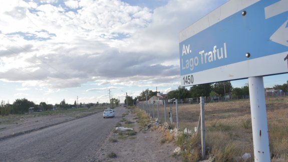 La carencia de luz en la calle Traful de Centenario favoreció el accionar del depredador sexual, que abusó de la joven madre en tres ocasiones.