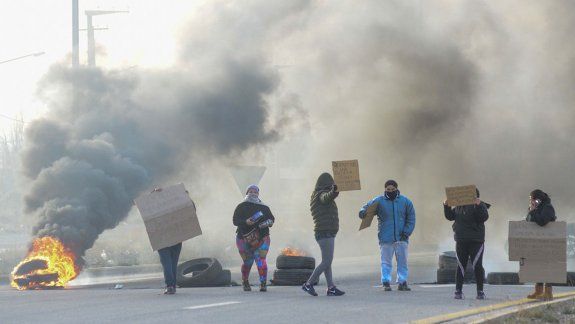 Escuela 366: los padres ahora retienen un colectivo