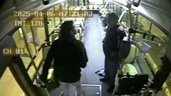 La agresión fue el domingo 6 de abril cerca de las 7 de la mañana: empezó en la calle y se prolongó arriba de un colectivo de Comodoro Rivadavia, donde fue registrado por una cámara. La agresión fue el domingo 6 de abril cerca de las 7 de la mañana: empezó en la calle y se prolongó arriba de un colectivo de Comodoro Rivadavia, donde fue registrado por una cámara.