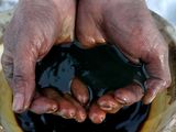 FOTO DE ARCHIVO: Un empleado con una muestra de petróleo crudo en el yacimiento de Yarakta, propiedad de Irkutsk Oil Co, en la región de Irkutsk, Rusia, 11 de marzo de 2019. REUTERS/Vasily Fedosenko