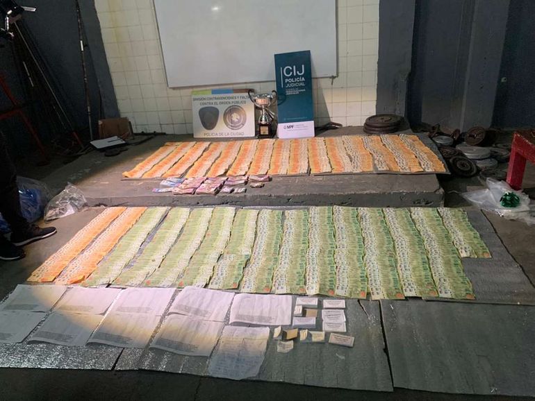 El Club Deportivo Español fue allanado por la organización de un torneo de penales clandestino.