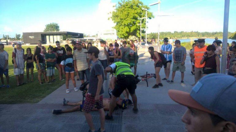 Dos apuñalados en una batalla en el Paseo de la Costa
