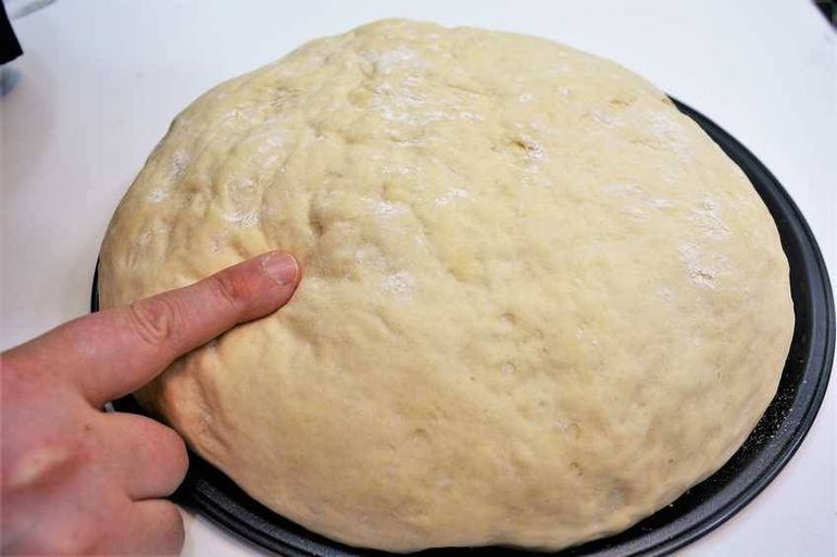Una masa casera para una pizza fácil de hacer. Una masa casera para una pizza fácil de hacer.