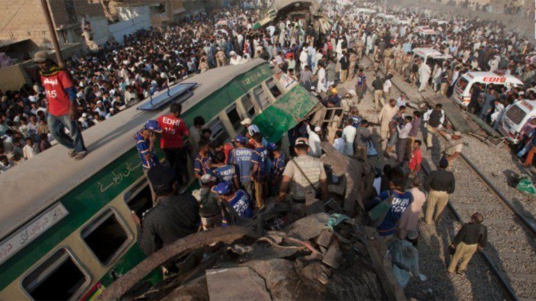 Al menos 17 muertos en un choque de trenes en Pakistán