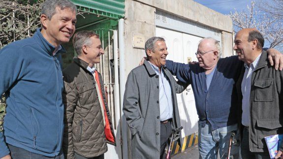 Horacio Quiroga, ayer, con funcionarios y un vecino en Canal V.