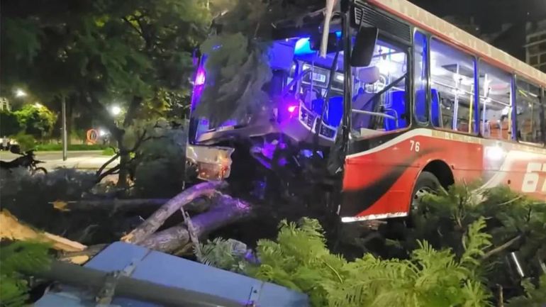 Un violento accidente ocurrió en una esquina de Avenida 9 de Julio