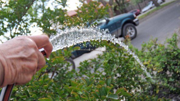 Desde el uso doméstico y el regado de jardines hasta la rotura de instalaciones. En Neuquén hay un derroche de agua permanente y casi todos pagan la misma tarifa.