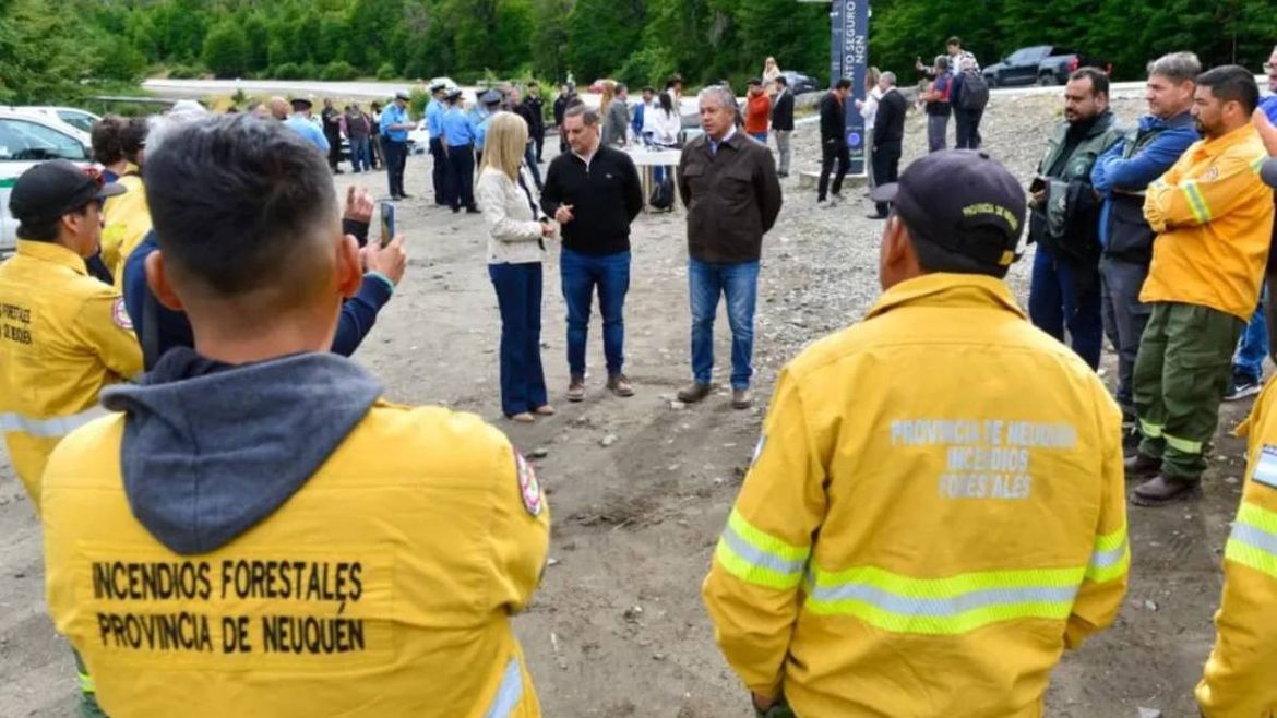 Se sumaron 10 brigadistas a los que ya están trabajando en los distintos frentes, además de siete vehículos terrestres. | LM Neuquen Se sumaron 10 brigadistas a los que ya están trabajando en los distintos frentes, además de siete vehículos terrestres.